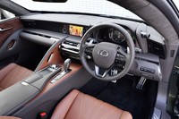 インテリアカラーは、“PATINA Elegance”専用色「パティーナブラウン」を採用。快適で優雅な空間が演出されている。