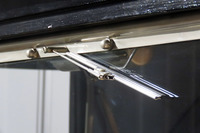 1920年代のクルマに取り付けられた、黎明期のワイパー。この装置の普及が始まったのは、メアリー・アンダーソンの特許が失効してからのことだった。