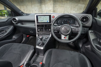 運転席側のダッシュボードがググッとせり出し、スタンダードな「ヤリス」とは別物に。これもモータースポーツの現場からのフィードバックに基づく進化であり、シートベルトでシートにくくり付けられてもスイッチ類に手が届きやすくなった。