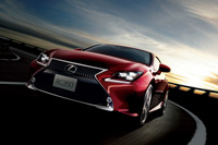 2014年10月に登場したレクサスの2ドアクーペが「RC」だ。すでに10年選手であるが、それゆえにいま中古車を買っても、しれっと「現行モデルだ」と胸を張れる。