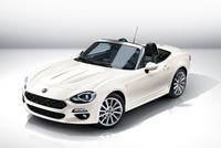 2016年に登場した「フィアット124スパイダー」。「マツダ・ロードスター」と基本設計を共用する車体に1.4リッター直4 DOHCターボユニットを積む。