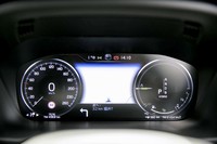 メーターパネルはフル液晶タイプ。さまざまな車両情報のほか、カーナビのマップも表示できる。