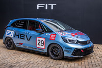 「フィットe：HEV RS」をベースとしたEnjoy耐久レースの参戦予定車両。パワートレインについてはエンジンを高回転型にするなどのライトチューンを施し、モーターの出力も8PSアップしている。