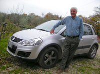 カルロ氏と「スズキSX4」。