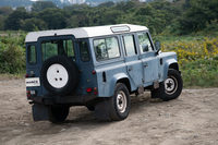 ローバージャパンやランドローバージャパンによって正規輸入されていた旧型「ディフェンダー」だが、2005年に取り扱いを終了。以降は並行輸入業者によって、日本に輸入された。