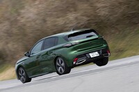 サスペンションはフロントがマクファーソンストラット式でリアがトーションビーム式。リアがマルチリンクで可変ショックアブソーバーの設定もある「508」とは差がつけられている。