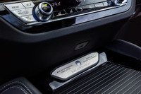 アルピナの創業者であるBURKARD BOVENSIEPEN（ブルカルト・ボーフェンジーペン）の名が刻まれたプレートをセンタークラスターの下に装着。