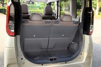 荷室の開口幅は1050mmで、開口部の地上高は610mm（FF車は590mm）。リアシートを一番前までスライドした時の床面長は従来モデルよりも208mm長い676mm。
