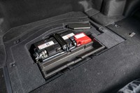 トランクルームのフロア下にはバッテリーが格納されている。予備の収納スペースは確保されない。