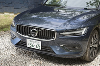 「V90」とそっくりのフロントまわり。グリル内にある縦格子のデザインなど、意匠の違いはごくわずか。