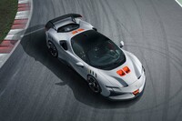 「フェラーリSF90 XXストラダーレ／SF90 XXスパイダー」が0-100km/h加速に要する時間は2.3秒。最高速はともに320km/hと公表される。