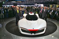 2016年ジュネーブで。燃料電池ハイパーカー「H2スピード」を披露したパオロ氏（右）。フィリッピー二（左）、アンゴリ（右後方）両氏とともに。