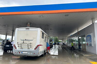 右側が給油所併設の売店。ちなみにキャンピングカーはラトビアのナンバープレートを付けていた。