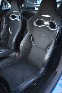 軽量化は新型「A110」の重要なテーマ。ワンピース構造のシェルを持つサベルト製スポーツシートの重量は、1脚当たり13.1kgという軽さを実現している。