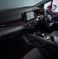 アルカンターラ仕上げのステアリングホイールやレッドカーボン調のコンソールフィニッシャーが採用された「ノート オーラNISMO」のインテリア。ダッシュボードやドアトリムなどは、レッドステッチ入りの専用合皮素材で覆われている。