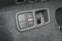 エアサスペンション装着車の荷室側面には、荷室の積み下ろしを容易にするためのフロアレベル調節スイッチが備わる。