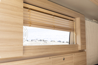 リアのサイドウィンドウはウッドブラインド付き（両側）。「グランドプレミアムGX」ではロールスクリーン、カーテンと合わせて標準装備になったのが新しい。