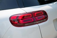 リアコンビランプは左右それぞれが4灯式。中央にくぼみが付けられているのが面白い。