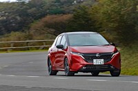 「日産ノート」シリーズは第2世代からパワーユニットがシリーズハイブリッドの「e-POWER」に一本化。「ノート オーラ」はフロントに最高出力136PSの駆動用モーターを搭載する。