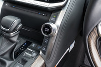 走行モードの切り替えに用いるダイヤル式のコントローラー。オフロード向けのモードを選択するときは、下の「MTS」ボタンを押してからダイヤル操作で切り替えを行う。