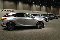 サイドビューにおいては、水平かつ低重心な姿勢が表現されている。写真手前の「RX」より奥に並ぶのは、新世代レクサスを構成する他モデルで、順に「RZ」「NX」「LX」。