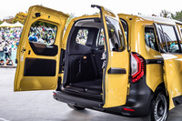 新型「カングー」の日本仕様車のバックドアは観音開きとなっている。海外仕様車はどうかといえば、上ヒンジでパネルの下端が上方に持ち上がる、多くのハッチバック車に見られる形式である。