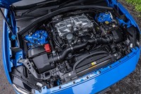 最高出力550PS、最大トルク680N・mを発生する5リッターV型8気筒スーパーチャージドガソリンエンジンを搭載。8段ATと組み合わされる。