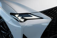 縦に3つ並んだ三眼のLEDランプは、“Fスポーツ”ではオプション装備となる。