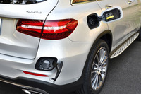 充電ソケットはリアバンパーの右側、給油口は同じく右側のリアフェンダーに位置する。