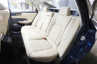 後席まわりは、厚さを抑えたIPUがかなえた低くフラットなフロア形状が特徴。左右席のヘッドレストの間には、後方の視認性を高めるためのサブウィンドウが備わる。