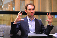 アーティストのマネジメント業をしていたときに、スタッフに集合場所を伝えるのに苦労したことが「what3words」の開発につながったという。