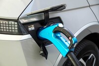 CHAdeMO対応の充電口は車体の右側後方にレイアウトされている。車体からの給電機能も備わっており、V2H（ビークルトゥホーム）にも対応する。