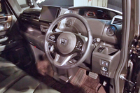 「N-BOXカスタムG・L ターボ Honda SENSING」のインストゥルメントパネルまわり。