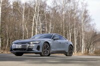 「未来のグランツーリスモの姿をアウディ流に解釈したモデル」として2021年2月に登場した「e-tron GTクワトロ」。日本では同年秋に発売された。