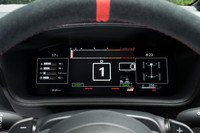 GR車専用に開発された12.3インチのドライバーインフォメーションディスプレイ。エンジン回転計の表示は、標準的なリングタイプと競技車両などに見られるバータイプ（写真）から選択できる。