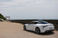 「レクサスLC」の流麗なクーペボディーが青島の海に映えた。