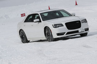 「300 SRT8」は、エントリーモデルの「300S」とは異なる、3モードのエレクトロニック・スタビリティー・コントロールを搭載する。