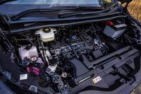 システム最高出力140PSを発生する新開発の1.8リッター直4ハイブリッドシステムを搭載。駆動用バッテリーには、先代のニッケル水素電池に代えて、スペース効率に優れるリチウムイオンバッテリーが採用されている。