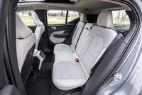 リアシートのバックレストは60：40の分割可倒式を採用。長尺物を収容可能なスキートンネルも標準装備されている。