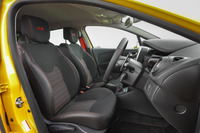 ホールド性の高いスポーツシートが装着される。マイナーチェンジで表皮のデザインが変更され、より滑りにくいステッチが加えられた。