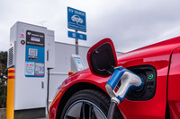 容量93.4kWhのリチウムイオンバッテリーを搭載する「RS e-tron GT」。ボディーの右側に急速充電用ポートを、左側に普通充電用ポートを配置している。