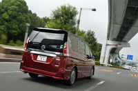 新型「セレナ」の目玉のひとつが、運転支援システム「プロパイロット」。先行車両との車間距離を一定に保ちながら、車線中央を走行するよう、ステアリング制御を行う。