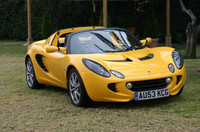 エリーゼの新グレード「111R」（ワンイレブン・アール）。車重880kgで、パワー・トゥ・ウエイトレシオはたったの4.5ps／kg。0-100km/hを5.2秒でこなし、最高速度は241km/hに達する。日本での販売価格は、560.0万円。