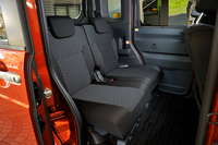 リアシートには左右独立式のスライドおよびリクライニング調整機構を採用。シート格納はダイブダウン式となる。
    