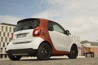 サスペンション形式は先代型と同様に、前がマクファーソンストラットで後ろがド・ディオン。
    