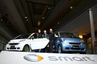 右から、メルセデス・ベンツ日本 代表取締役社長兼CEO ニコラス・スピークス氏、ダイムラーAG スマート電気自動車プロダクトマネジメント責任者 ピーター・ムース氏、メルセデス・ベンツ日本 代表取締役副社長 営業／マーケティング部門担当 上野金太郎氏。