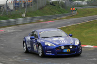 4ドア4シーターのアストン・マーティン「ラピード」もレーシングカーとしては変わった存在。ほか同ブランドでは「V12ヴァンテージ」の姿も。