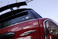 「JCWリアスポイラー」も11万5500円のオプション。そのほか、カーボン製リアディフューザー（9万9750円）、カーボン製ミラーカバー（左右で8万850円）など、試乗車はオプション装備満載の仕様だった。
