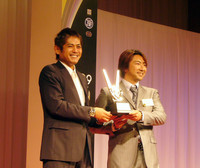 SUPER GT選手権のGT300クラスを制した、（写真左から）織戸学と片岡龍也の両選手。