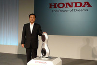 伊東孝紳社長は、新型モビリティ「UX-3」の技術発表に際し「ASIMOのバランスをとる技術を応用して、人に近い人との調和を目指した新しいモビリティの可能性を追求していきたい」と語った。